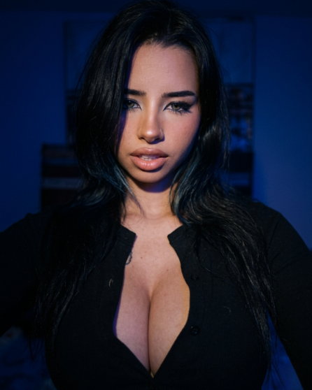 Mrs Boogeyman (Tati Alexandra) in blue light.