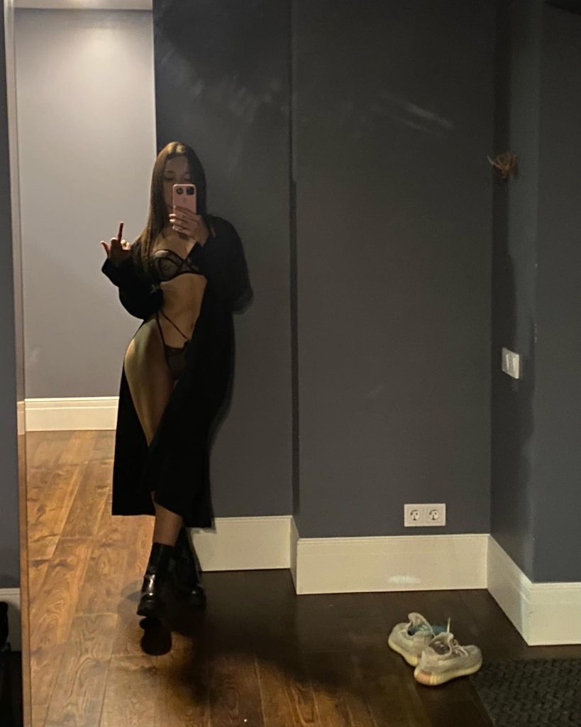 Full-body portrait of Dutch Onlyfans model Ellie Leen in a casual indoor setting