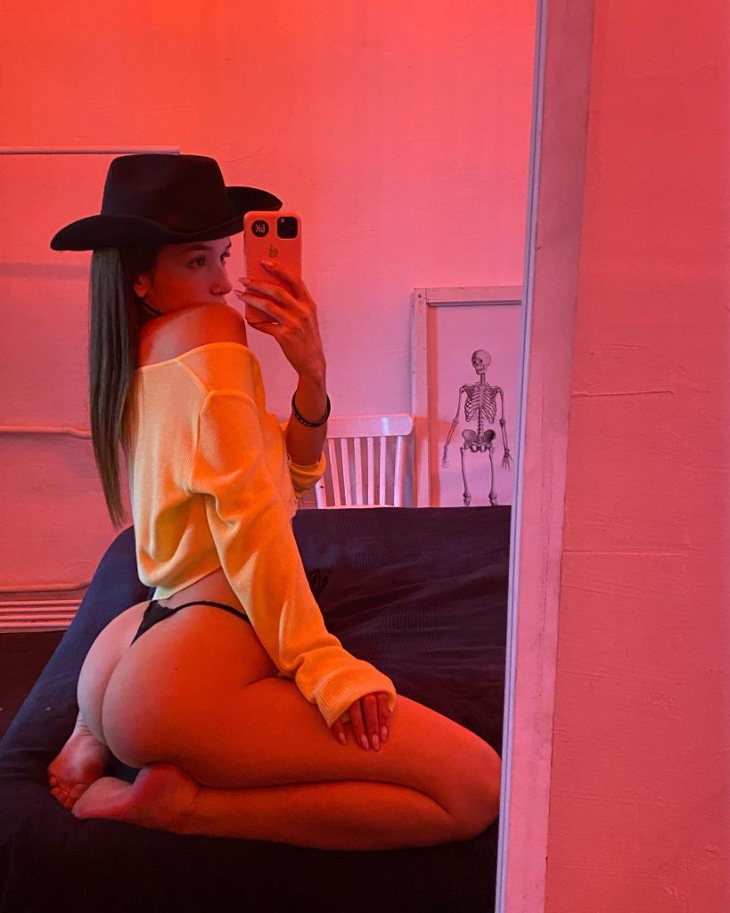 Ellie Leen, a prominent Dutch Onlyfans influencer, posing for a mirror selfie