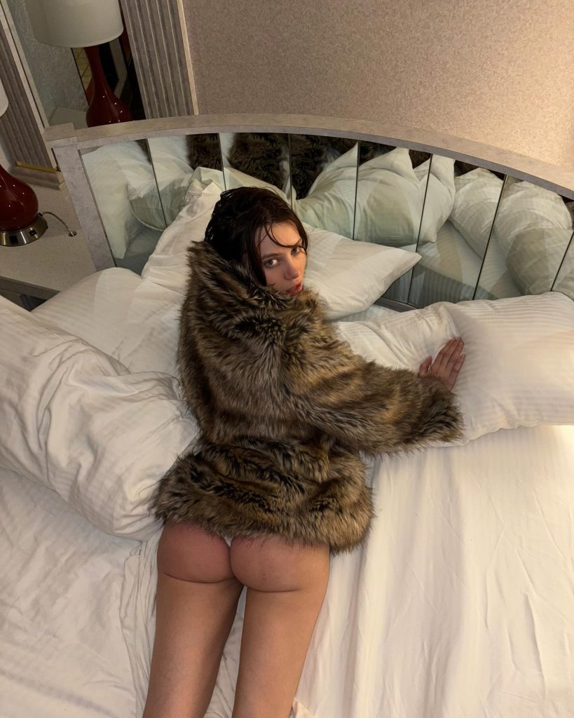 Lana Rhoades OnlyFans Layed on bed