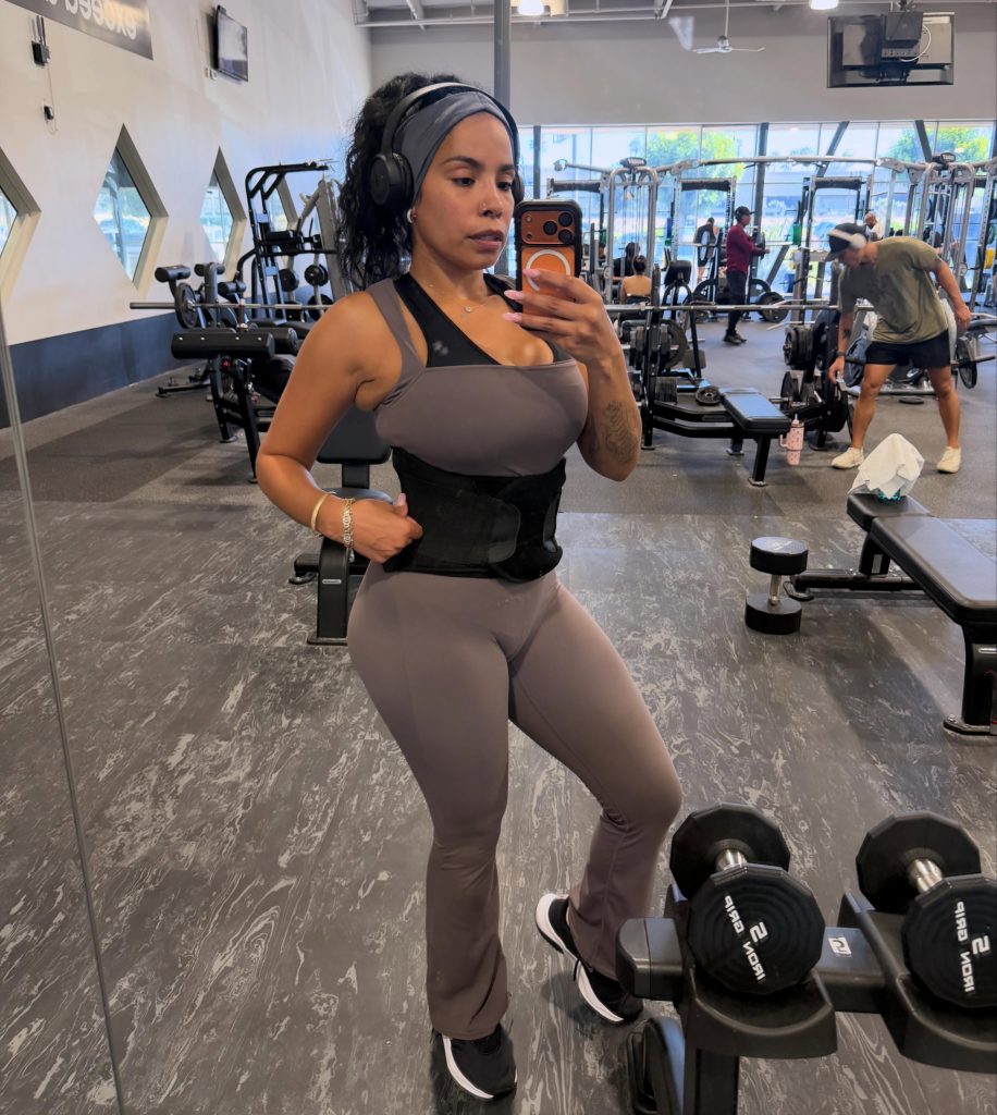 Cuban OnlyFans model Havana Ginger taking a full-body mirror selfie in workout gear at the gym.