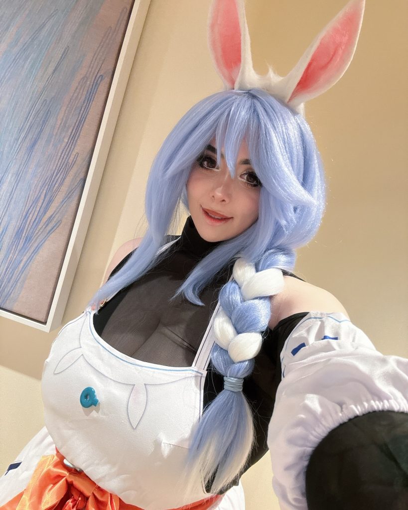 Mariah Mallad (Momokun) in a selfie showcasing a detailed Sexy Anime Cosplay look.
