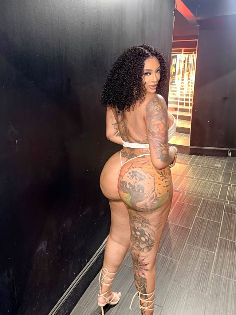  Sophia L posed in butt pose
