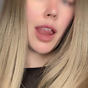 Close-up selfie of Emily Wills promoting the Best Free Trial OnlyFans page