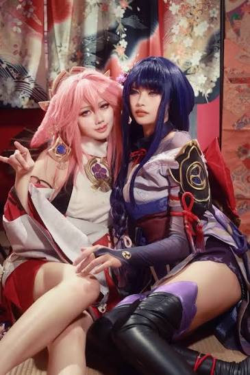 Raiden Shogun and Yae Miko cosplayers posing together in elegant Inazuma attire for a best Genshin Impact cosplay display.