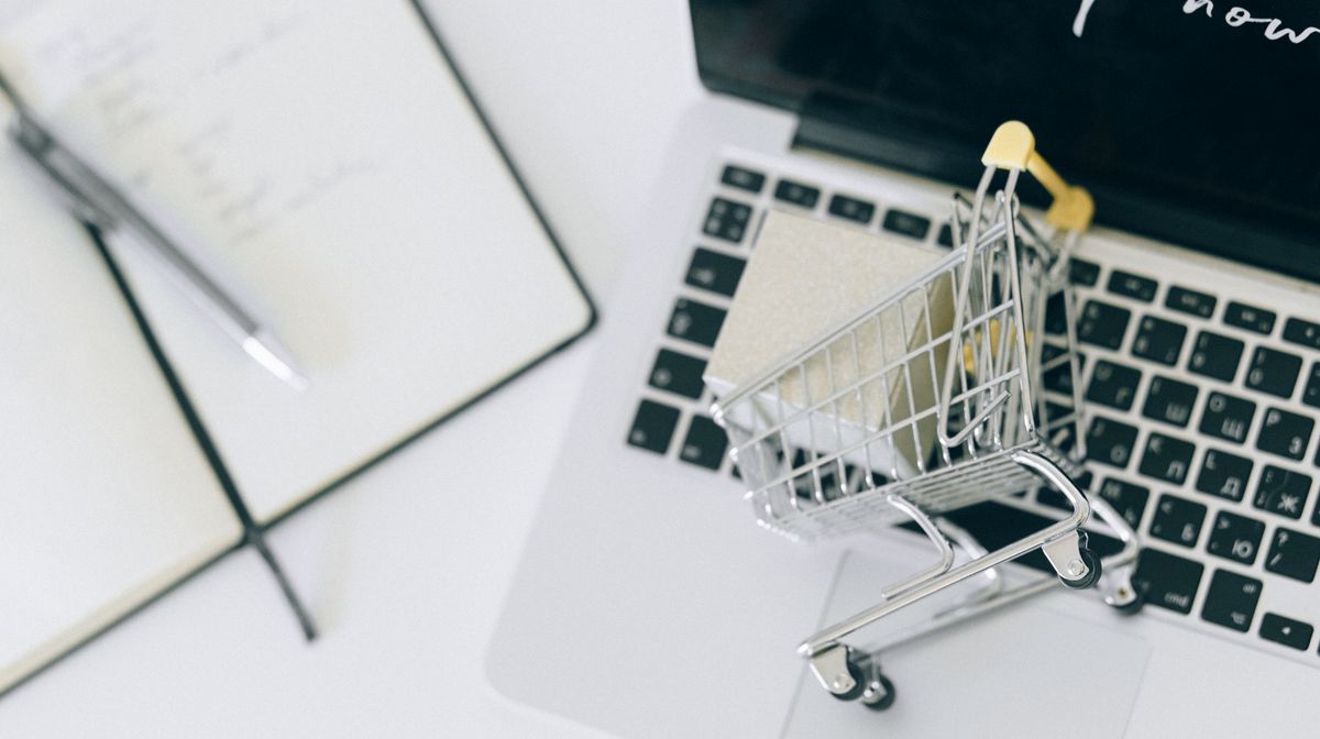 Shopping cart on a laptop illustrating OnlyFans creator tools and online checkout